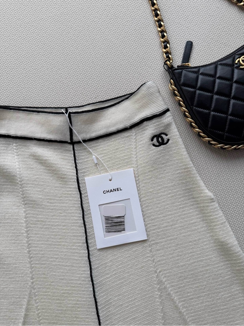 CHANEL Cream Midi Skirt with Black Trim and Logo Accent - Picture 5 of 7